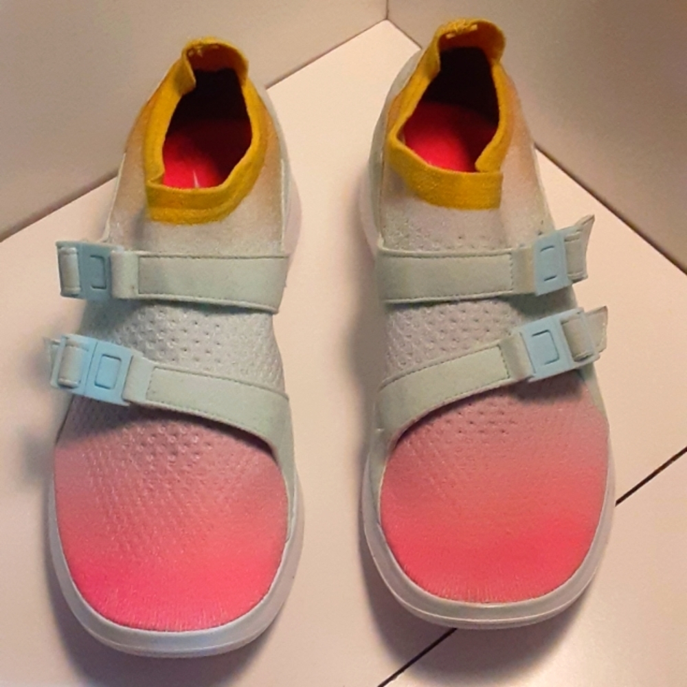 Womens' Nike Air Sockracer Flyknit White/Glacier Blue-Racer Pink  size 7.5